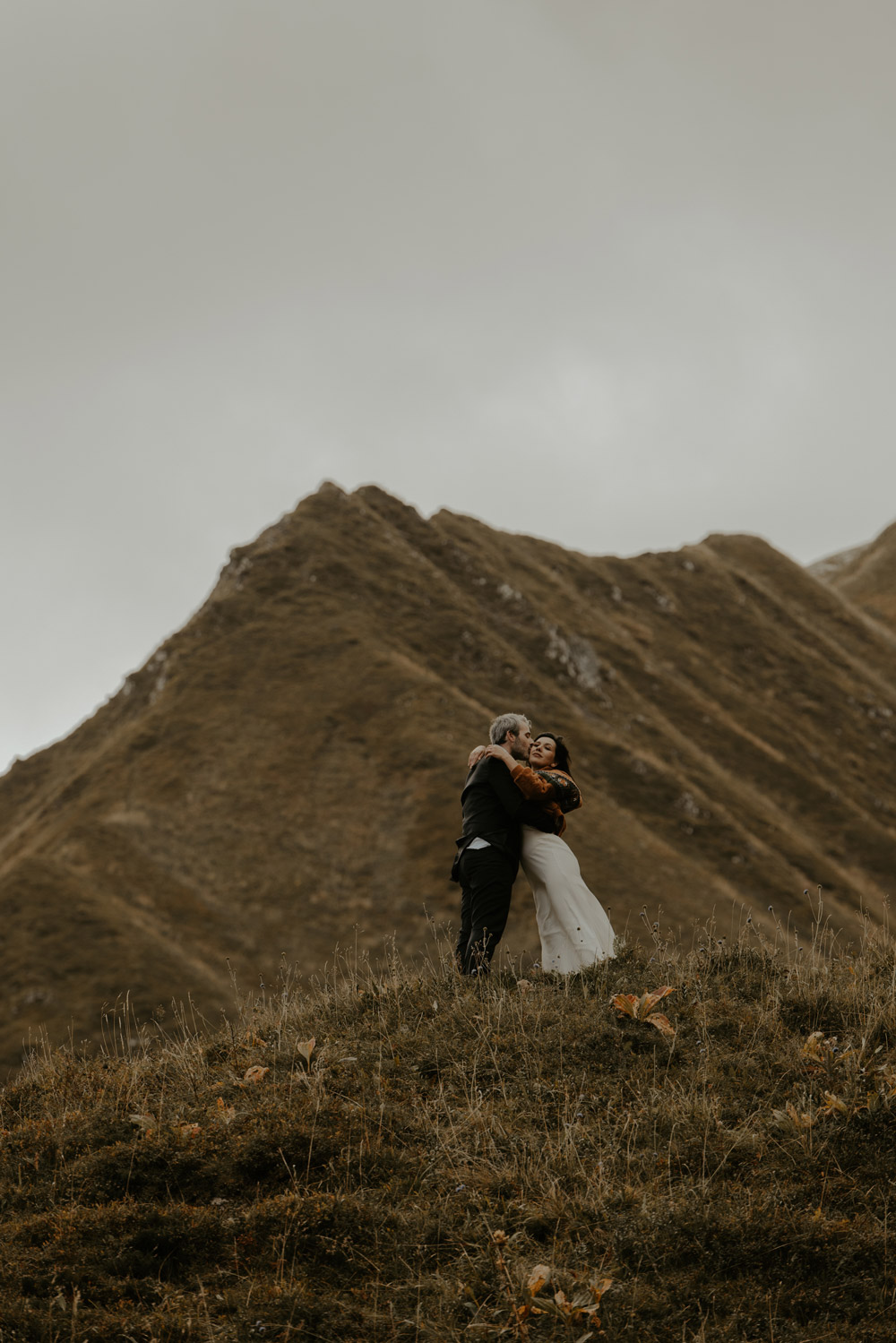 Photographe elopement, mariage et couple à la montagne