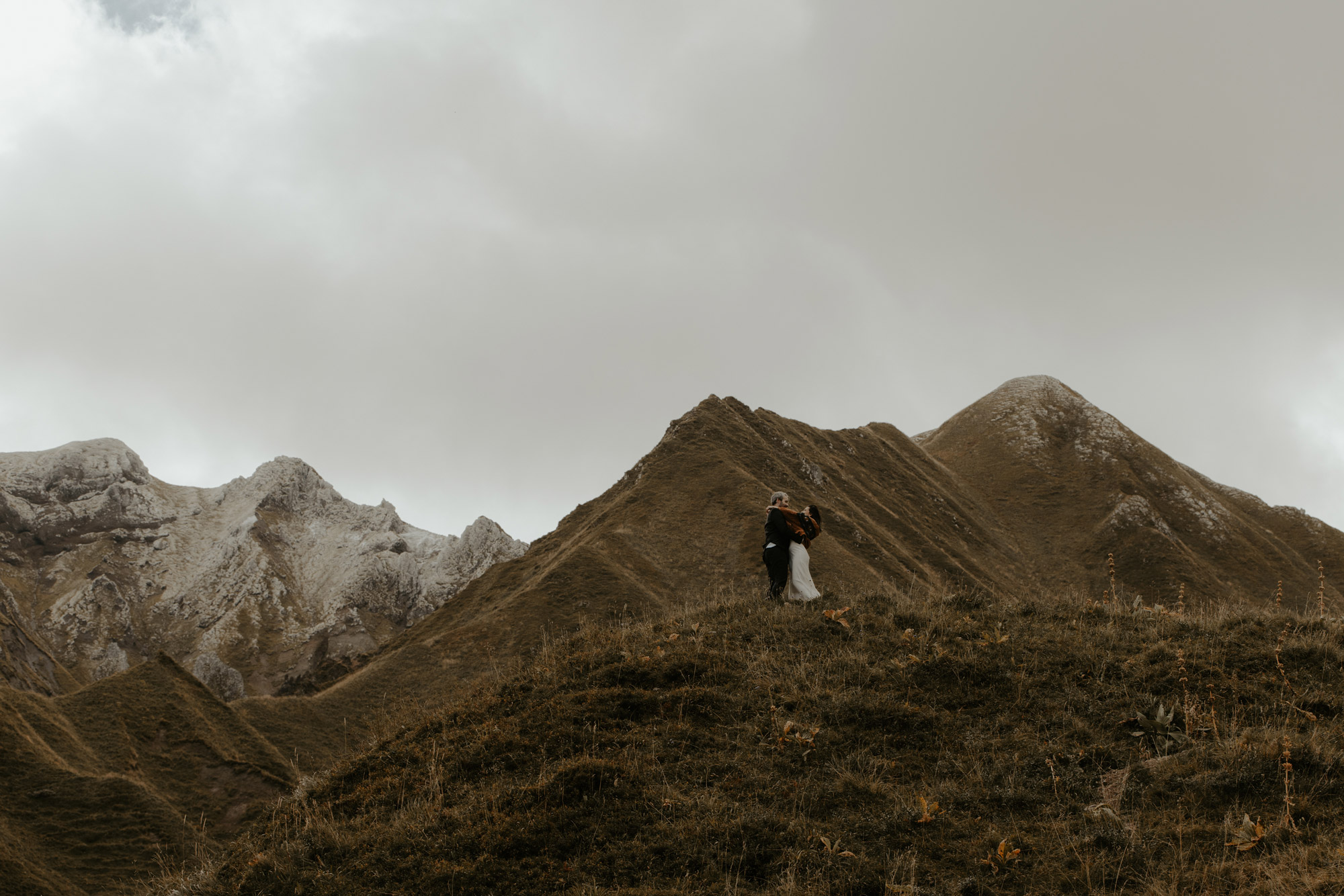 Photographe elopement, mariage et couple à la montagne